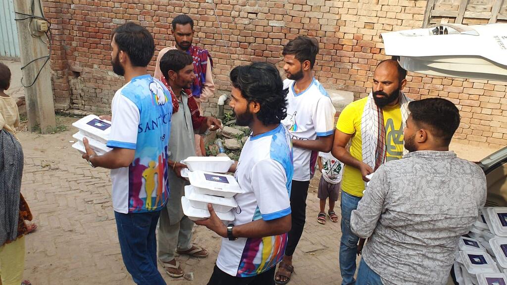 In Pakistan übergibt die Gemeinschaft von Faisalabad Hilfsgüter an die von extremistischer Gewalt betroffenen christlichen Familien in Jaranwala